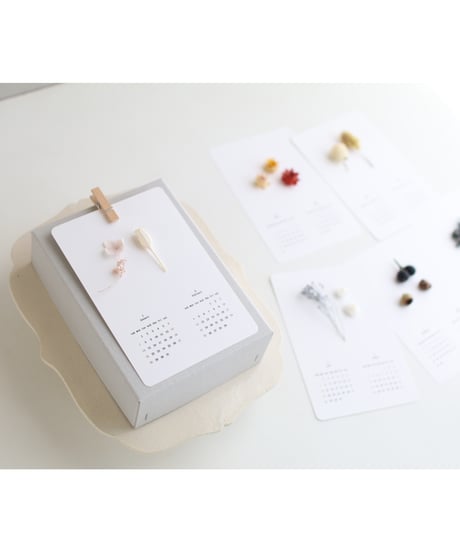 2027年　花と木の実のカレンダー　縦型