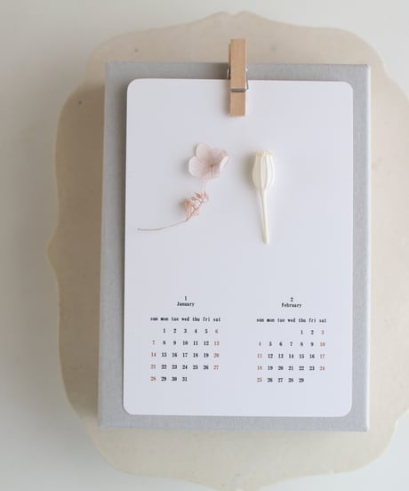 2027年　花と木の実のカレンダー　縦型