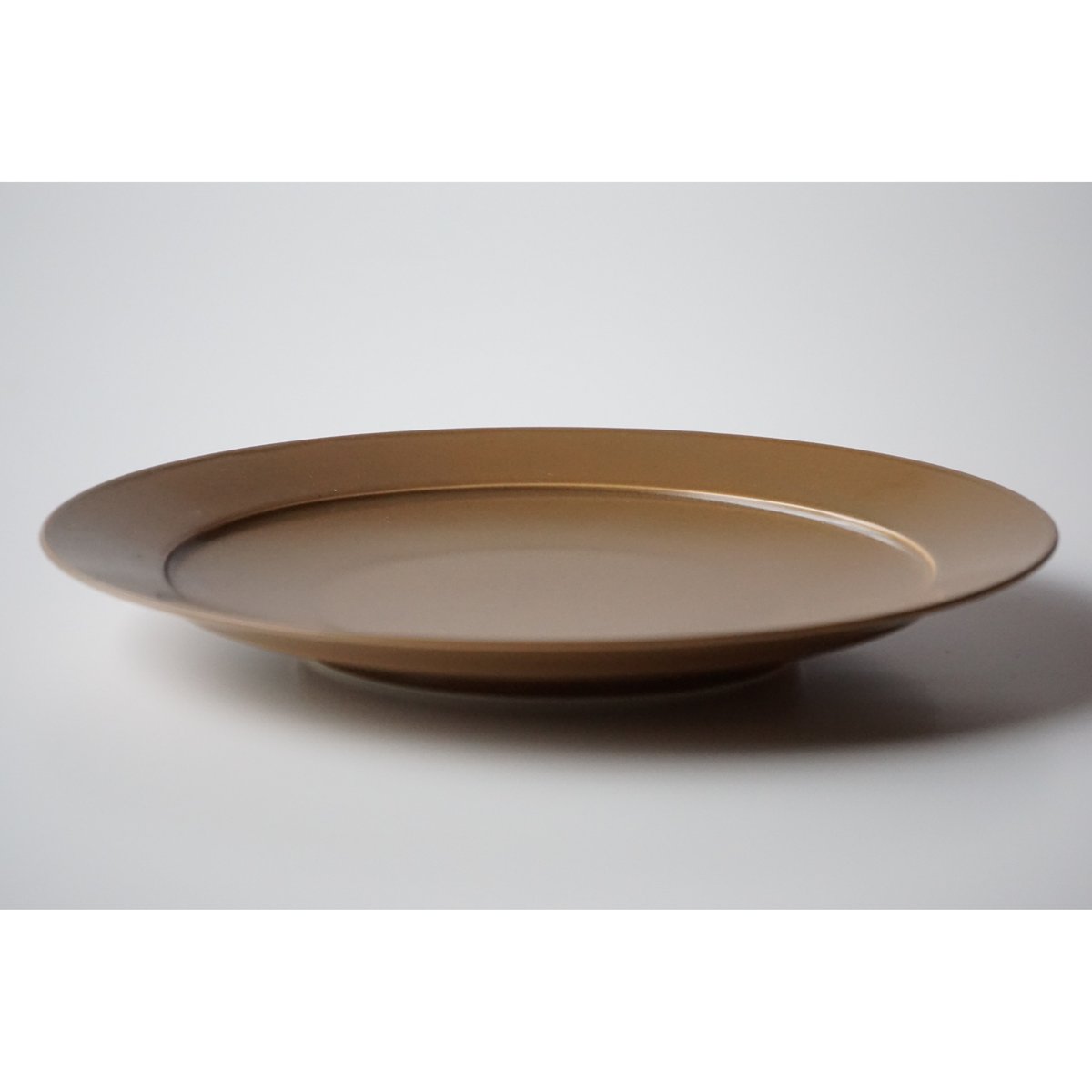 24㎝リムプレート モカブラウン | 波佐見焼の窯元 永峰窯 公式
