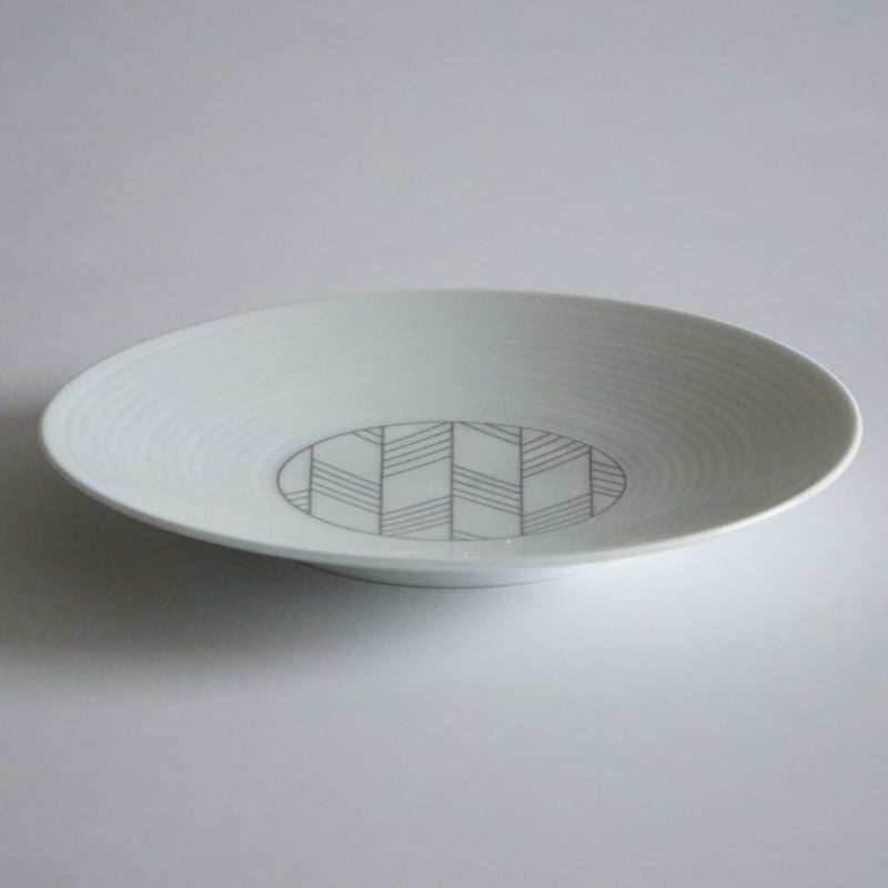 和モダン 19㎝皿 矢羽 グレー | 波佐見焼の窯元 永峰窯 公式オンライン