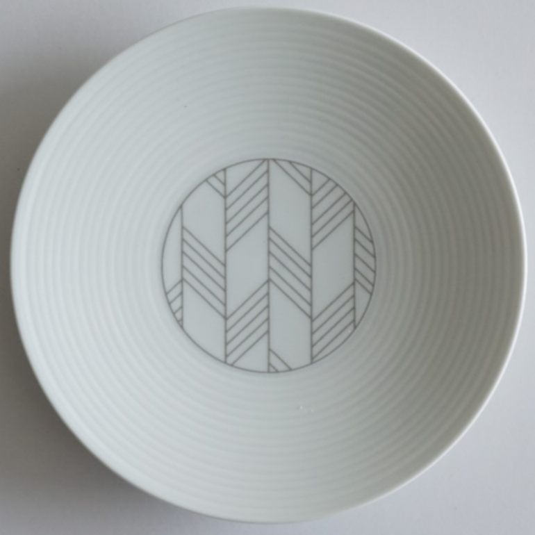 和モダン 19㎝皿 矢羽 グレー | 波佐見焼の窯元 永峰窯 公式オンライン