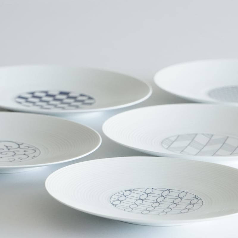 和モダン 19㎝皿 青海波 青 | 波佐見焼の窯元 永峰窯 公式オンライン
