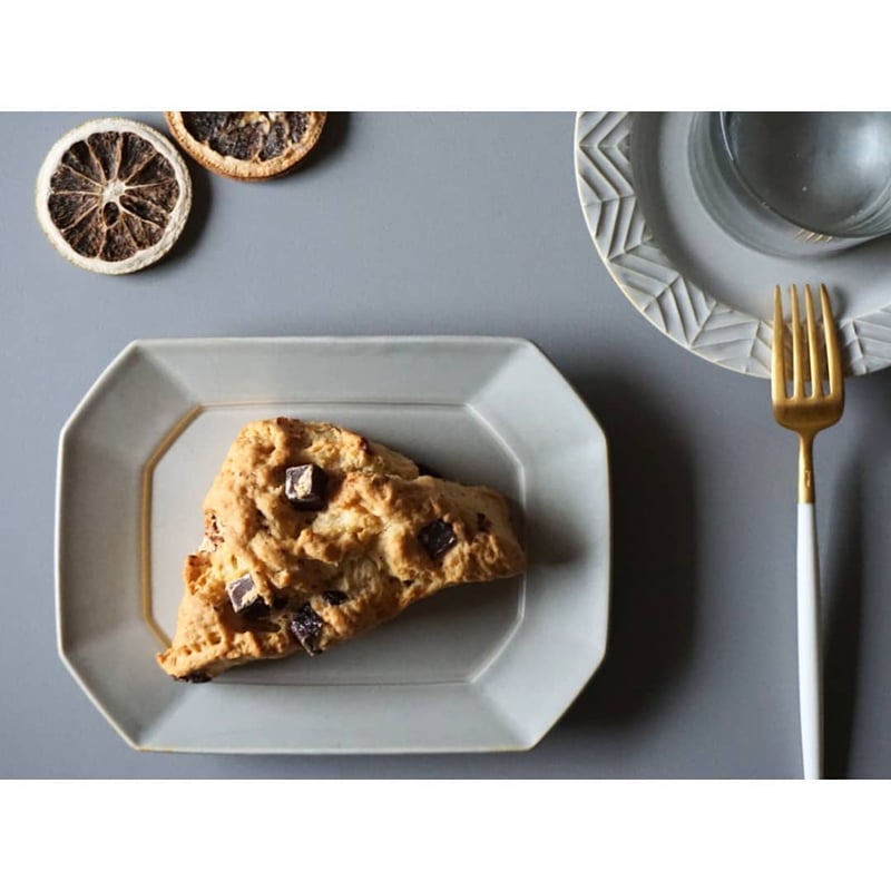 角プレートⅯ グレージュ | 波佐見焼の窯元 永峰窯 公式オンライン