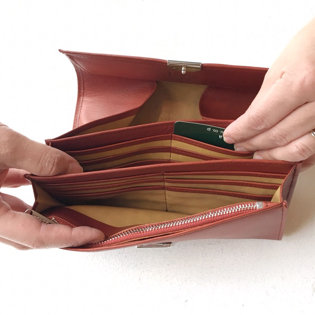 women>isola（アイソラ）ギャルソン型・レザー長財布・カリオカ束入れ