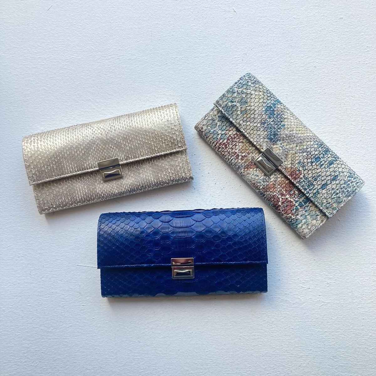 Ísola 財布パイソン☀︎新品 unisex>isola（アイソラ）パイソン×ゴールド箔 サントリーニ/束