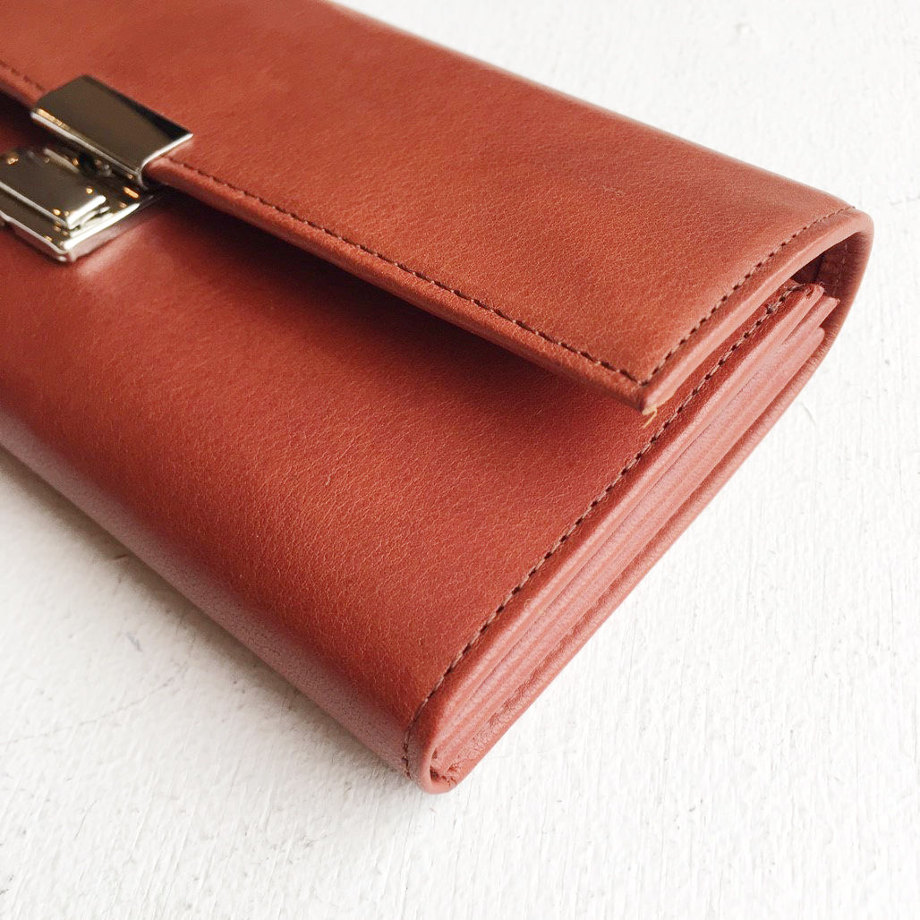 women>isola（アイソラ）ギャルソン型・レザー長財布・カリオカ束入れ