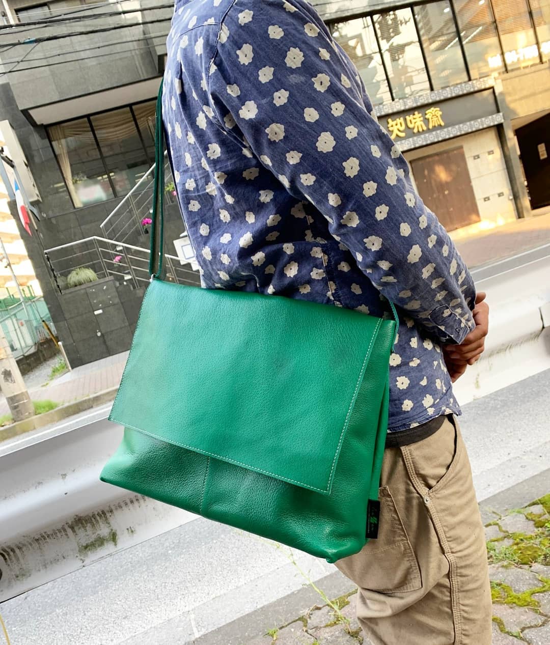 美品 希少 ebarito メッセンジャー ショルダー バッグ パイソン レザー 美品 希少 ebarito メッセンジャー ショルダー バッグ パイソン