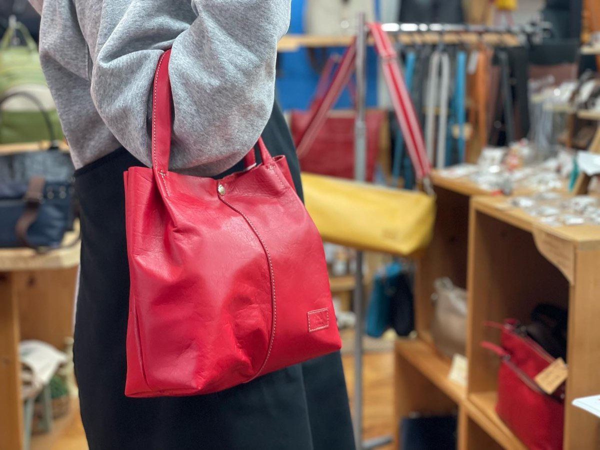 バレンシアガ 赤いレザーバッグ パーフォレーションデザイン