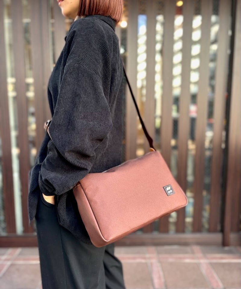 レゼール ショルダーバッグ 【ピーナッツレザー®】PVC | Harito by