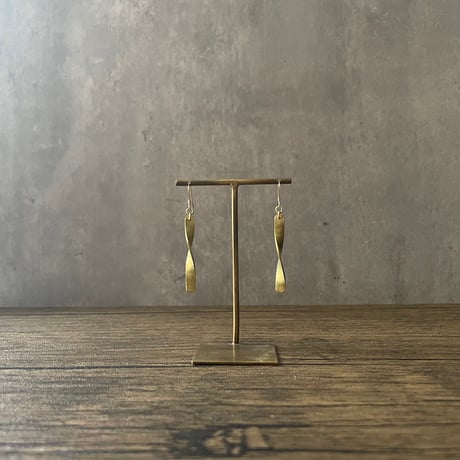 Brass middle twist   < ピアス / イヤリング >
