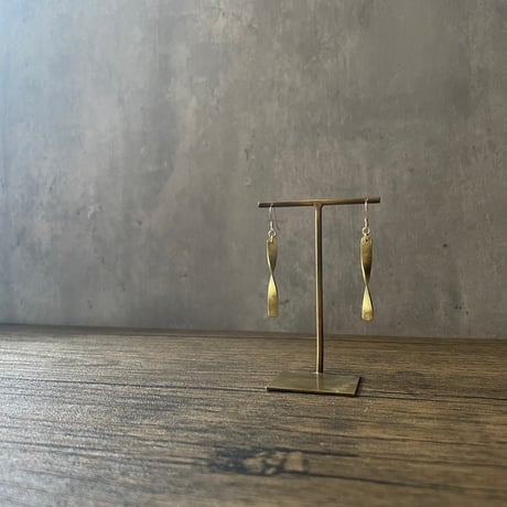 Brass middle twist   < ピアス / イヤリング >