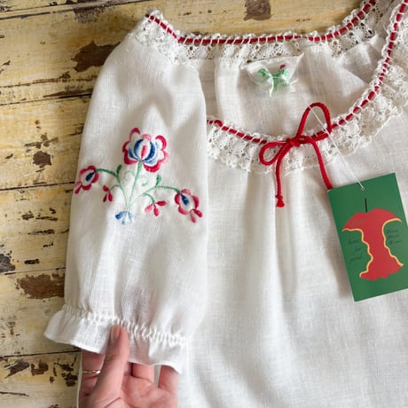 embroidery design blouse ⚪️