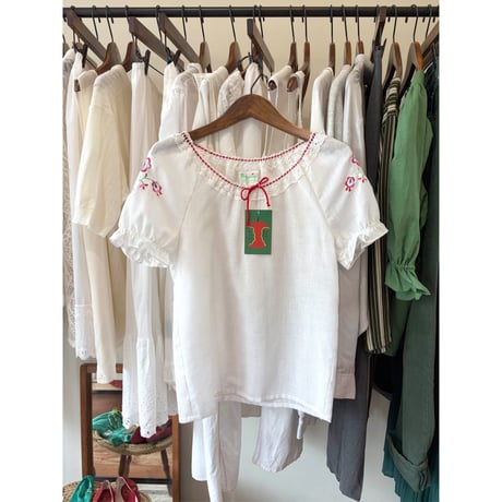 embroidery design blouse ⚪️