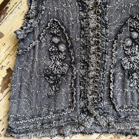 made in Italy embroidery sleeve less tops