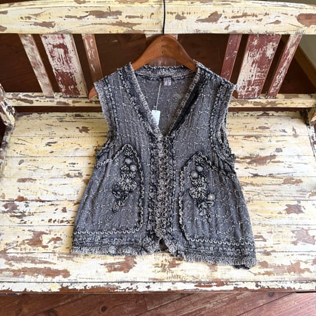made in Italy embroidery sleeve less tops