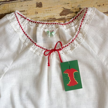 embroidery design blouse ⚪️