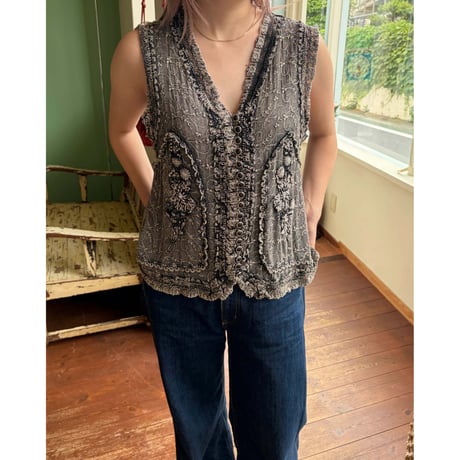 made in Italy embroidery sleeve less tops