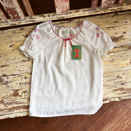 embroidery design blouse ⚪️
