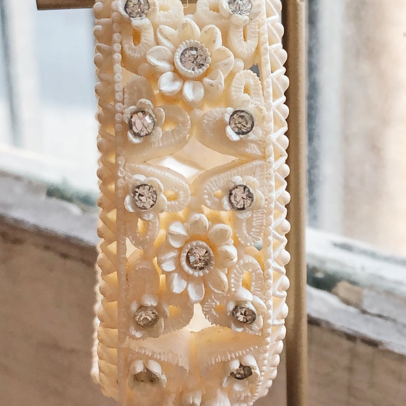 1940〜50s セルロイドバングル バネ式 小花にラインストーン付き 白