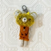 Sirjeさんのおちゃめなくまキーホルダー＊お花耳のミモザくま