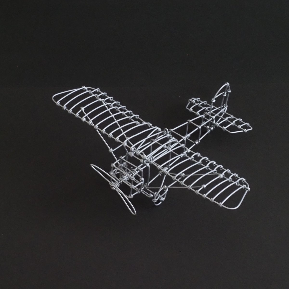 針金の飛行機(大)翼が上タイプ【ワイヤークラフト】 | WIREISM
