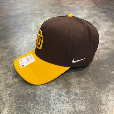 日本未発売モデル  NIKE× San Diego Padres　TOWTONE BROWN/YELLOW　NIKE PRO DEEP  カーブバイザー N-68