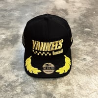 USA買付 New York Yankees 'Podium Pack' Pre-Curved Golfer Trucker Snapback NEWERA-29