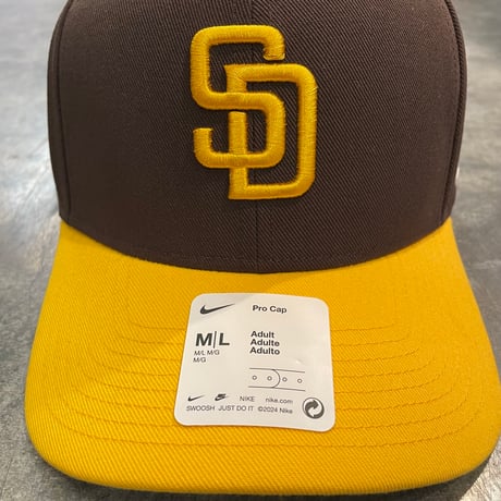 日本未発売モデル  NIKE× San Diego Padres　TOWTONE BROWN/YELLOW　NIKE PRO DEEP  カーブバイザー N-68