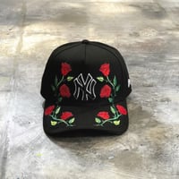 USA買付 NEW ERA 9FORTY NEW YORK YANKEES ROSE EMBROIDERY BLACK CAP　NEWERA -76