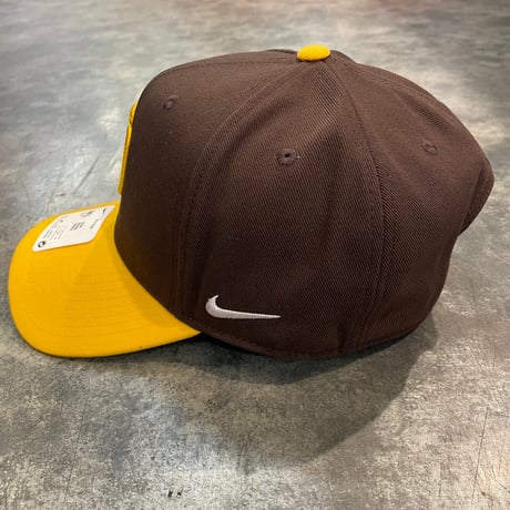 日本未発売モデル  NIKE× San Diego Padres　TOWTONE BROWN/YELLOW　NIKE PRO DEEP  カーブバイザー N-68