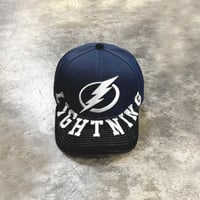 USA買付 MITCHELL & NESS TAMPA BAY LIGHTNING UNDERARCH TWO-TONE PRO CROWN  M-32