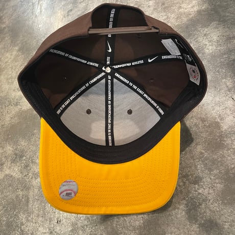 日本未発売モデル  NIKE× San Diego Padres　TOWTONE BROWN/YELLOW　NIKE PRO DEEP  カーブバイザー N-68