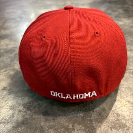USA買付　Oklahoma Sooners Top of the World Team Color Fitted Hat - RED 7 2/1 (59.6cm)　US-23