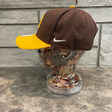 日本未発売モデル  NIKE× San Diego Padres　TOWTONE BROWN/YELLOW　NIKE PRO DEEP  カーブバイザー N-68