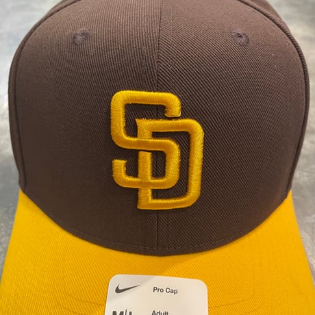 日本未発売モデル  NIKE× San Diego Padres　TOWTONE BROWN/YELLOW　NIKE PRO DEEP  カーブバイザー N-68
