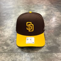 日本未発売モデル  NIKE× San Diego Padres　TOWTONE BROWN/YELLOW　NIKE PRO DEEP  カーブバイザー N-68