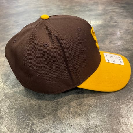 日本未発売モデル  NIKE× San Diego Padres　TOWTONE BROWN/YELLOW　NIKE PRO DEEP  カーブバイザー N-68
