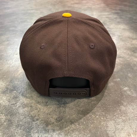日本未発売モデル  NIKE× San Diego Padres　TOWTONE BROWN/YELLOW　NIKE PRO DEEP  カーブバイザー N-68