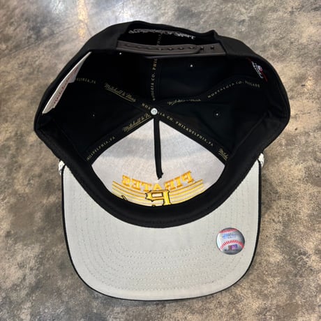 日本未発売モデル  Pittsburgh Pirates Mitchell & Ness Black Radiant Lines  BLACK M-24