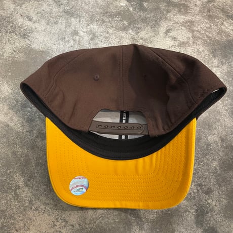 日本未発売モデル  NIKE× San Diego Padres　TOWTONE BROWN/YELLOW　NIKE PRO DEEP  カーブバイザー N-68