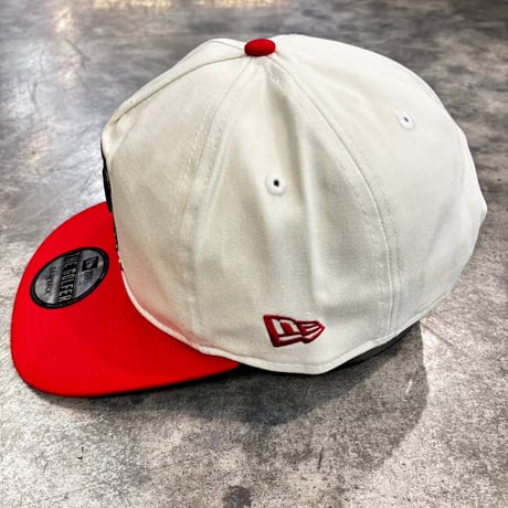 USA買付  NEW ERA × FRIENDS 30th Anniversary The Golfer Snapback Cap – White/Red　NEWERA-93