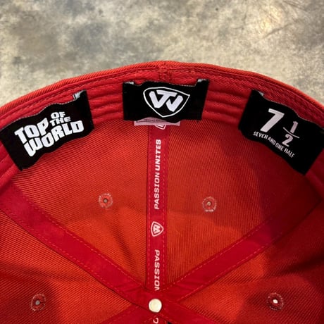 USA買付　Oklahoma Sooners Top of the World Team Color Fitted Hat - RED 7 2/1 (59.6cm)　US-23