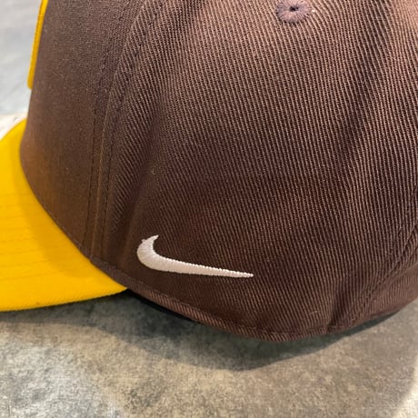日本未発売モデル  NIKE× San Diego Padres　TOWTONE BROWN/YELLOW　NIKE PRO DEEP  カーブバイザー N-68