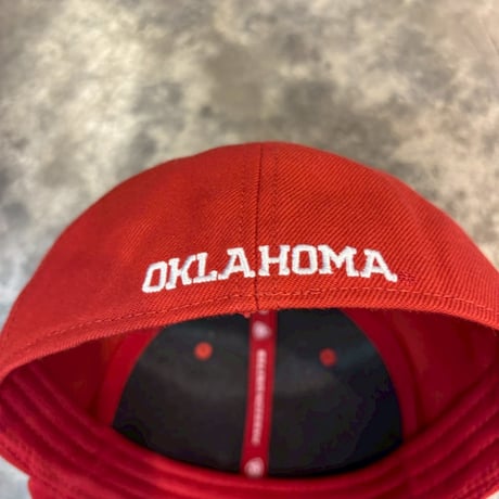 USA買付　Oklahoma Sooners Top of the World Team Color Fitted Hat - RED 7 2/1 (59.6cm)　US-23
