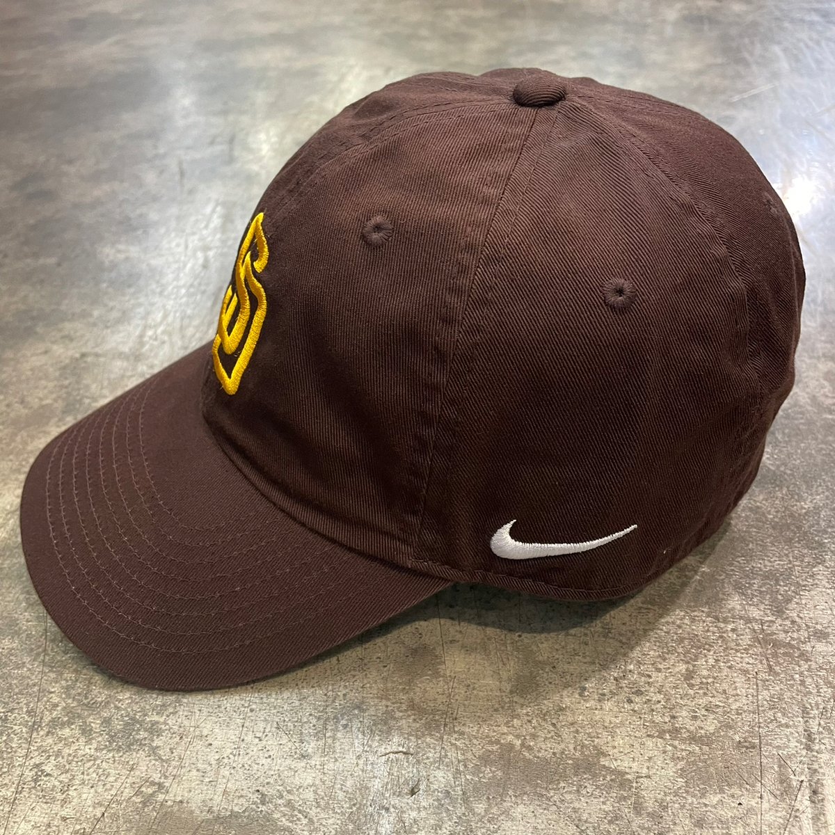 日本未発売モデル NIKE×San Diego Padres Club CAP BROWN N