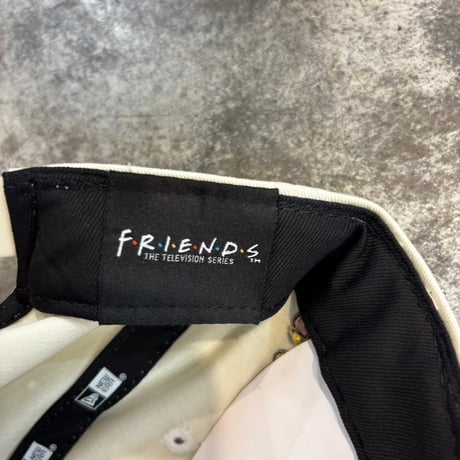 USA買付  NEW ERA × FRIENDS 30th Anniversary The Golfer Snapback Cap – White/Red　NEWERA-93
