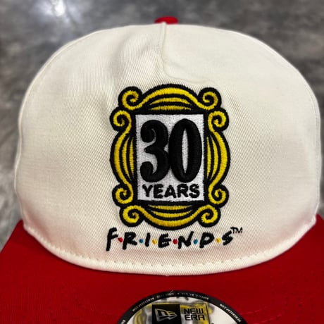USA買付  NEW ERA × FRIENDS 30th Anniversary The Golfer Snapback Cap – White/Red　NEWERA-93
