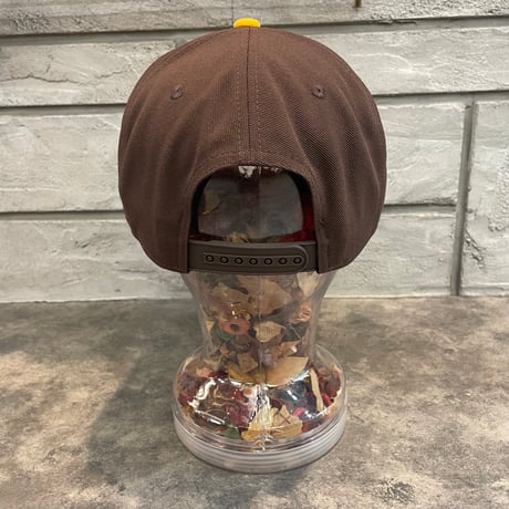 日本未発売モデル  NIKE× San Diego Padres　TOWTONE BROWN/YELLOW　NIKE PRO DEEP  カーブバイザー N-68