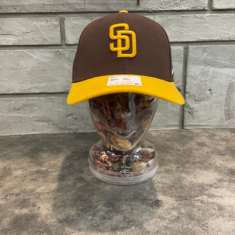 日本未発売モデル  NIKE× San Diego Padres　TOWTONE BROWN/YELLOW　NIKE PRO DEEP  カーブバイザー N-68