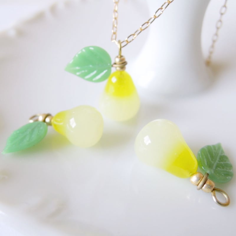 Bartlett Pear・洋梨チャーム-G52102 | little lamps -Gla